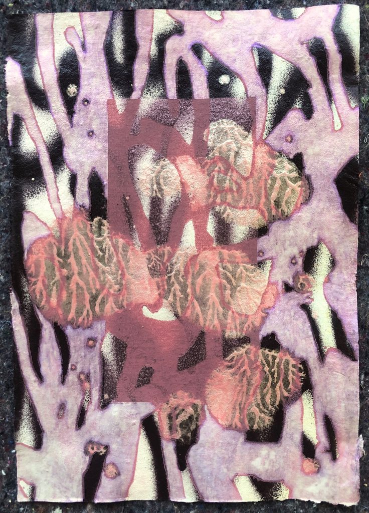 
Marvin Hoffmann, Ohne Titel, 2022, Sprühfarbe, Décalcomanie, Autolack und Holzschnitt auf Hadernpapier, ca. 21 x 30 cm
