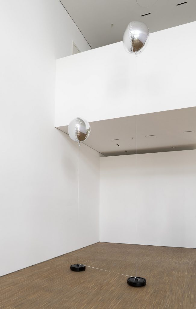 
Cheng-Hsin Chiang, Twin Flames, 2022, Interaktive Installation, Luftballons, Geschenkband, Staubsaugerroboter, DG Kunstraum, München
