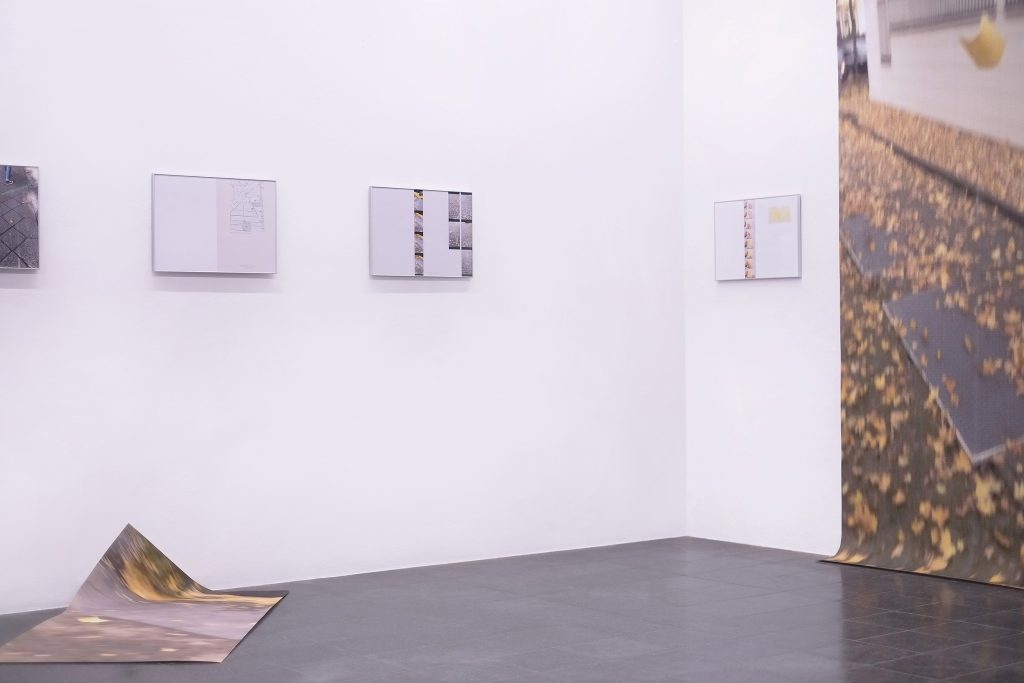 
Hang Zhou, Take a walk with a piece of paper,Performance, 2020 Berlin Gruppenausstellung: Auf der Suche... in der Akademie Galerie, München
