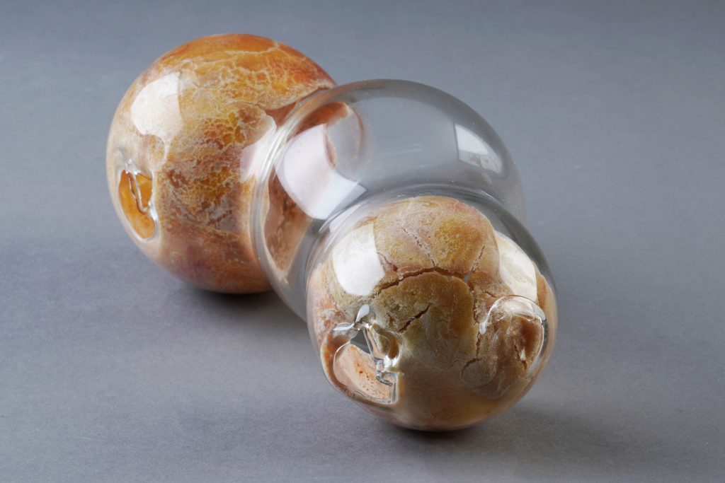 
Lina Killinger, Glasstudie I, 2022, Salzteig und Glas, 21 x 9,5 x 8 cm
