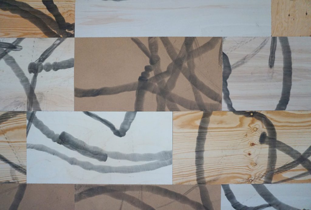 
Tabata von der Locht / Johannes Thum, TO GRIP AND GRASP, 2022, Reifenabrieb auf Holzplatten (Pappel, Kiefer, Birke, Buche, HDF)
