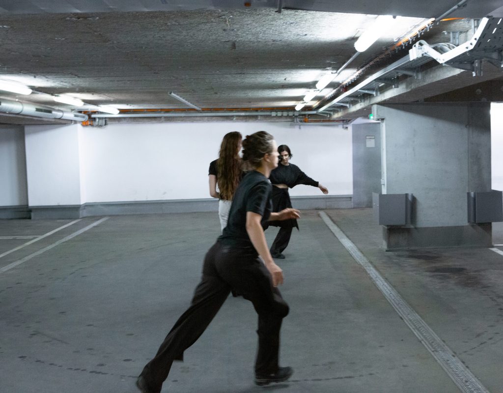 pillar 2024, performer Alex Martini Jon Olofsson Nordin Caroline Kretschmer, 48°09‘12.2“N11°34‘44.1“E, Photo Malte Lauer